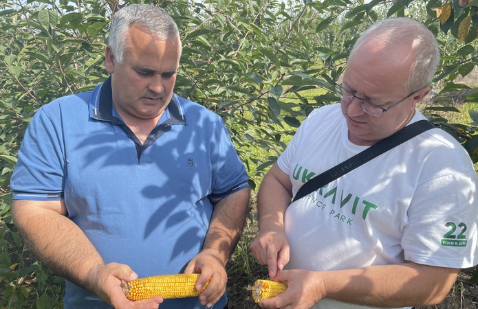 Власник ФГ «Західагротранс» Петро Кушнір з представником компанії UKRAVIT SCIENCE PARK Ігорем Головко